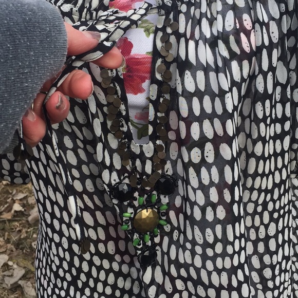 Moda International B & W Blouse - Picture 6 of 6